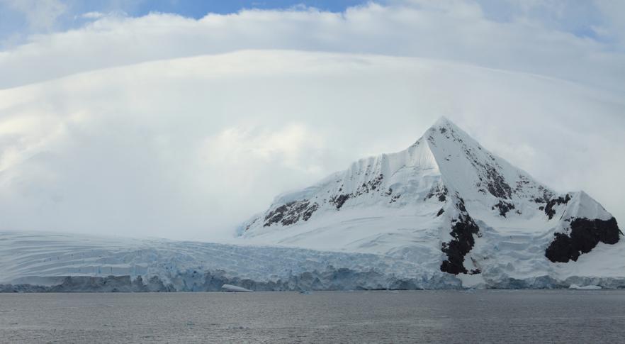 Revelan el verdadero origen de la montaña con forma de pirámide en la Antártida
